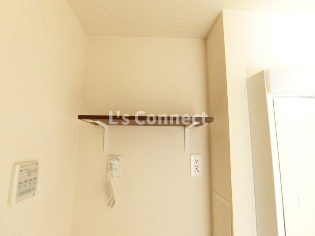 【設備】 | ｆａｍｉｌｉｅ（ファミリエ） | 洗濯機置き場の上にも棚があります。