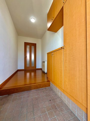 東苗穂12条1丁目の玄関|大容量のシューズボックス完備！