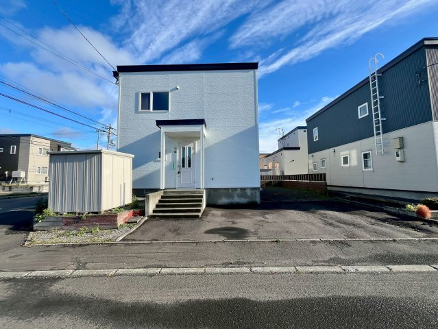 東苗穂12条1丁目の前面道路含む現地写真|スーパー・コンビニ・ドラッグストアも徒歩圏内にあり生活が充実する立地です！