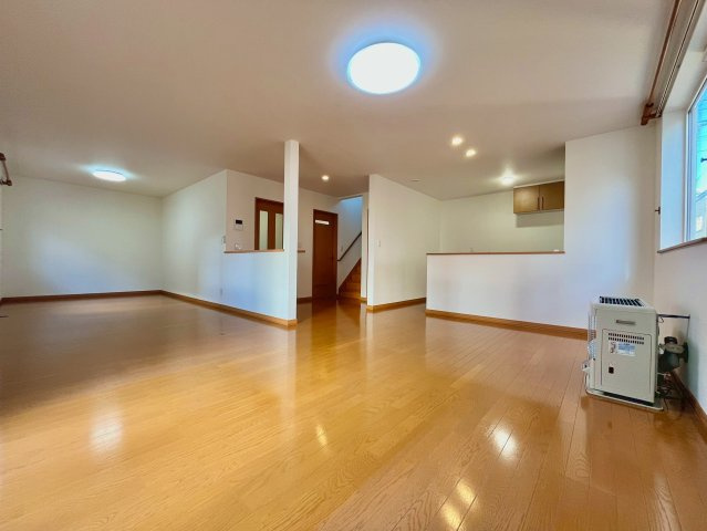 東苗穂12条1丁目の居間・リビング|南西向きで陽当たり良好なリビング！