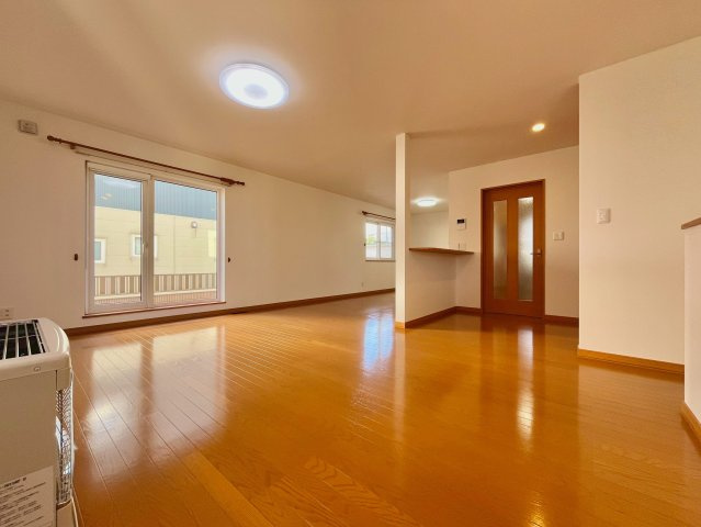 東苗穂12条1丁目の居間・リビング|リビング別角度！キッチンはIH、給湯・暖房は灯油です！