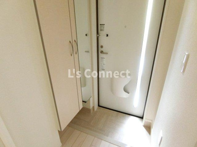 【玄関】 | Ｓｏｌｅｉｌ（ソレイユ） | 背の高い下駄箱には鏡付きで身だしなみチェック。