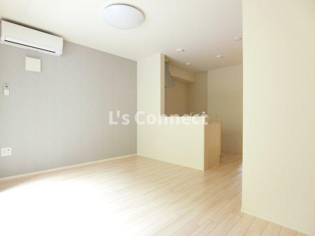 【居間・リビング】 | Ｓｏｌｅｉｌ（ソレイユ） | アクセントクロス仕様のＬＤＫ。