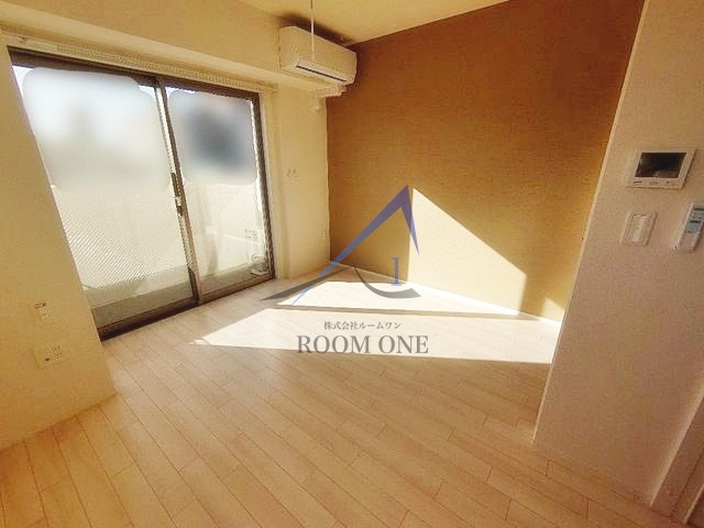 ヴィラ・ツリーサイドの居間・リビング|洋室のお部屋です。