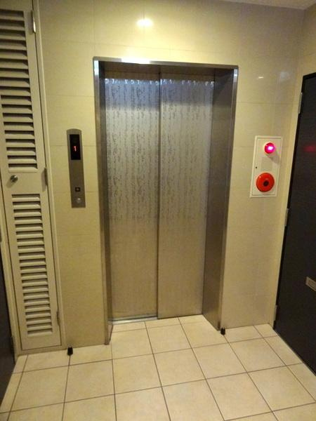 ポプラの樹のエントランス|★楽々エレベーター★