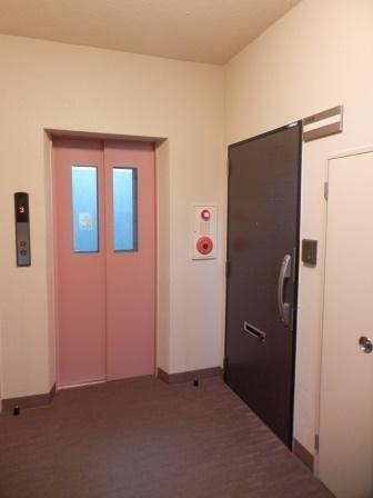 ポプラの樹のエントランス|★立派な表玄関です★