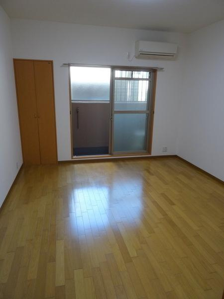 ポプラの樹の居間・リビング|★キッチンスペース★