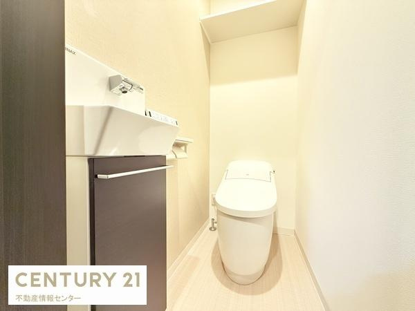 【トイレ】 | 三津屋中２丁目　中古戸建 | トイレもタンクレス風でおしゃれに！