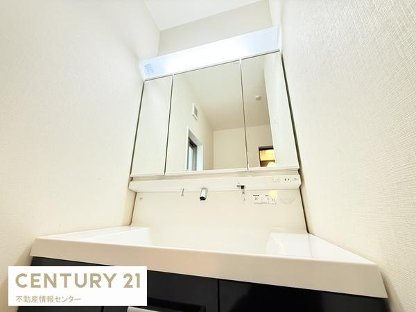 【独立洗面台】 | 三津屋中２丁目　中古戸建 | 洗面台の鏡の裏にも収納があります！