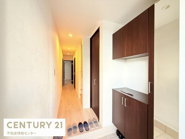 【玄関】 | 三津屋中２丁目　中古戸建 | 玄関も広々としており、シューズボックスと横には収納スペース有！