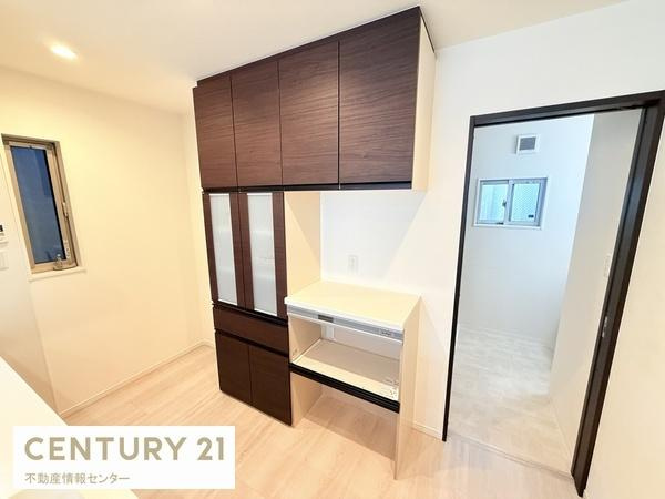 【キッチン】 | 三津屋中２丁目　中古戸建 | 自動排煙機能付きカップボード