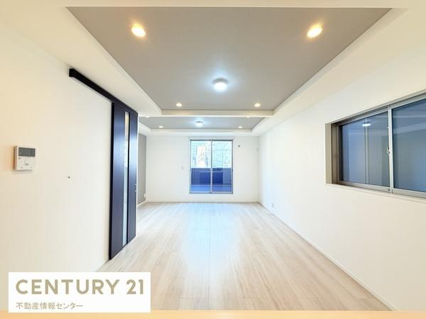 【居間・リビング】 | 三津屋中２丁目　中古戸建 | キッチンからのリビングアングル