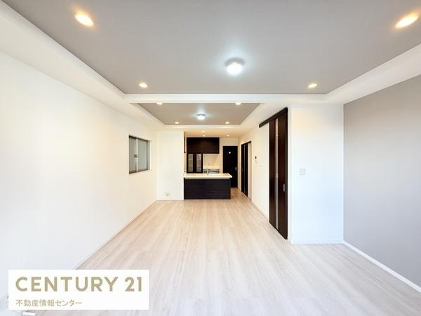 【居間・リビング】 | 三津屋中２丁目　中古戸建 | 広々としたリビング、家具の配置もしやすい長方形の縦リビング！カウンターキッチンで全体を見渡せるのもうれしいポイント！