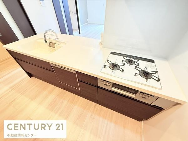 【キッチン】 | 三津屋中２丁目　中古戸建 | タッチレス水栓・食器洗浄乾燥機付きのシステムキッチン、充実の設備でタイパ家事！シンクも人造大理石使用しております。