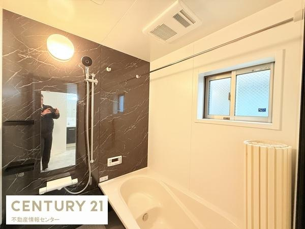 【浴室】 | 三津屋中２丁目　中古戸建 | 追い炊き・浴室暖房乾燥機機能付きの浴室！見えていないですが、扉の枠がブラックなのもカッコイイ！窓があるのも嬉しいポイントですね。