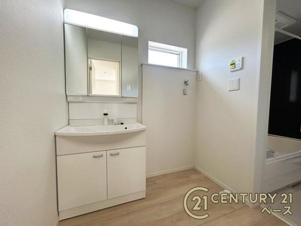 クレイドルガーデン萩の台 １号棟 ／新築一戸建の独立洗面台|■三面鏡タイプのミラーキャビネット！収納スペースも豊富です！■