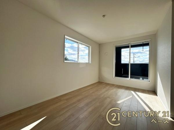 クレイドルガーデン萩の台 １号棟 ／新築一戸建の洋室|■バルコニーに面した開放感のあるお部屋です！