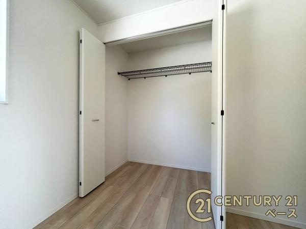 クレイドルガーデン萩の台 １号棟 ／新築一戸建の収納|■冬物のコートや季節のものなどたくさんしまえる広さ！