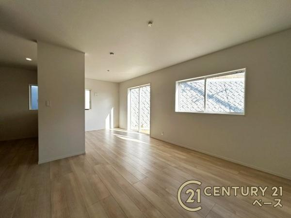 クレイドルガーデン萩の台 １号棟 ／新築一戸建の居間・リビング|■現地撮影写真■ご家族でくつろいでいただける広々したＬＤＫ約１６帖！