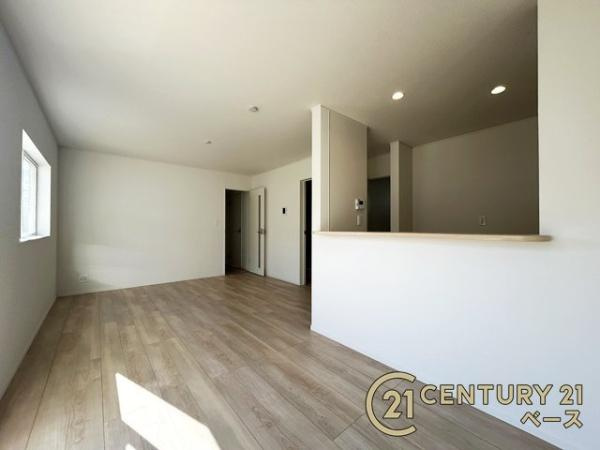 クレイドルガーデン萩の台 １号棟 ／新築一戸建の居間・リビング|■家計と環境に優しい！断熱性・保温性に優れたペアガラスを使用しています！