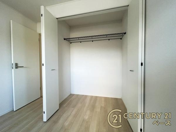クレイドルガーデン萩の台 ２号棟 ／新築一戸建の収納|■冬物のコートや季節のものなどたくさんしまえる広さ！■
