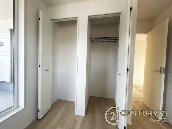 クレイドルガーデン萩の台 ２号棟 ／新築一戸建の収納|■冬物のコートや季節のものなどたくさんしまえる広さ！