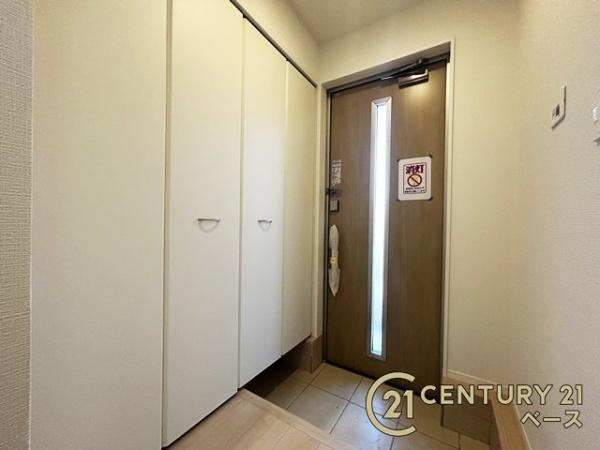 クレイドルガーデン萩の台 ２号棟 ／新築一戸建の玄関|■玄関には大容量収納スペースを完備！■