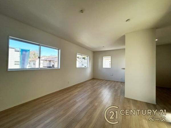 クレイドルガーデン萩の台 ２号棟 ／新築一戸建の居間・リビング|■現地撮影写真■ご家族でくつろいでいただける広々したＬＤＫ約１７帖！