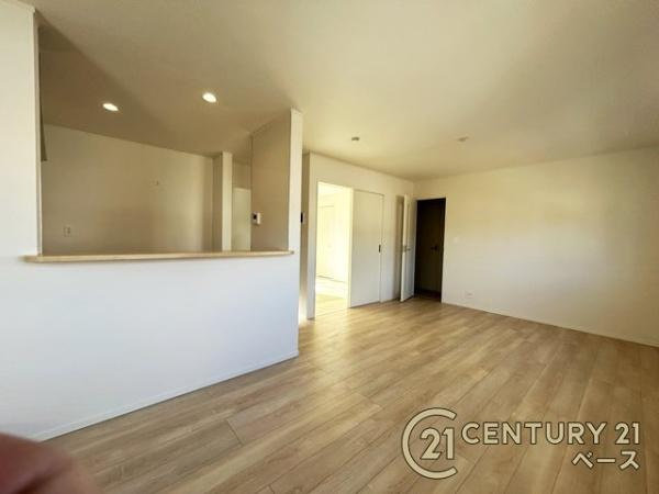 クレイドルガーデン萩の台 ２号棟 ／新築一戸建の居間・リビング|■家計と環境に優しい！断熱性・保温性に優れたペアガラスを使用しています！