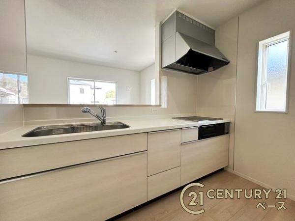 クレイドルガーデン萩の台 ２号棟 ／新築一戸建のキッチン|■現地撮影写真■収納力と使いやすさを追求したシステムキッチンです！