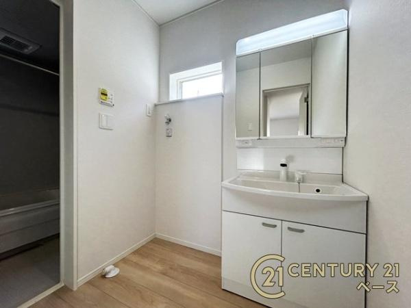 クレイドルガーデン萩の台 ２号棟 ／新築一戸建の独立洗面台|■三面鏡タイプのミラーキャビネット！収納スペースも豊富です！■