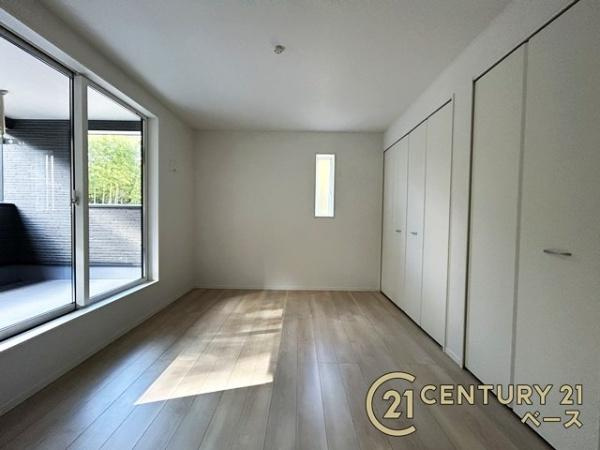 クレイドルガーデン萩の台 ３号棟 ／新築一戸建の内観：施工例|■冬物のコートや季節のものなどたくさんしまえる広さ！■
