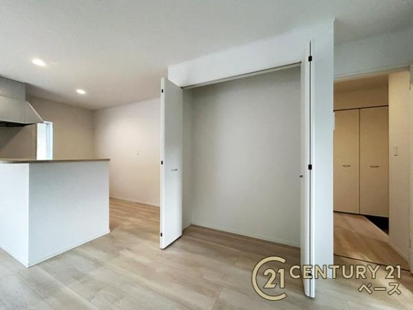 クレイドルガーデン萩の台 ３号棟 ／新築一戸建の内観：施工例|■三面鏡タイプのミラーキャビネット！収納スペースも豊富です！■