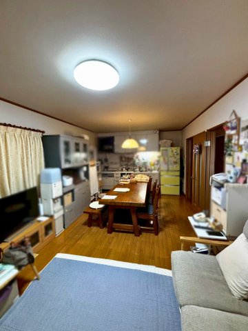 泉佐野市鶴原４丁目　戸建の居間・リビング