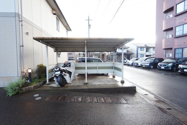 クレドール西谷　Ｂ棟の駐車場