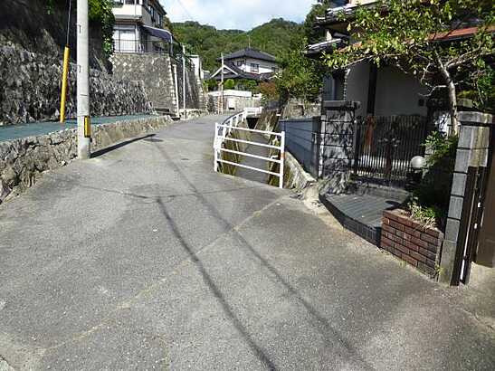 【前面道路含む現地写真】