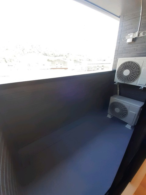 広島市安佐北区上深川町のアパートのバルコニー