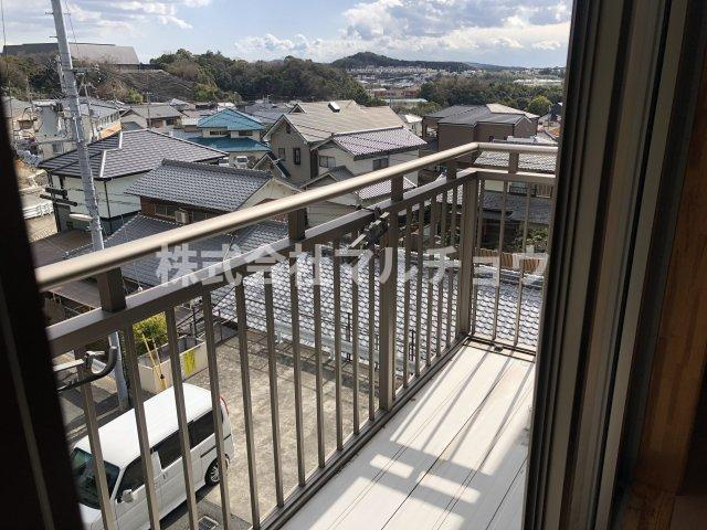 南城ハイツのバルコニー|暖かな日差しのふりそそぐバルコニー