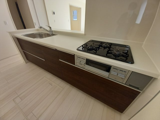 【平下平窪1期／2号棟】　おしゃれさん必見♪デザイナーズ新築建売住宅！　のキッチン|同施工◆キッチンの写真です◆お料理しながらご家族とコミュニケーションをとれる人気のプランです。料理中でもお子様がリビングやダイニングで遊んでいる姿が見えます。