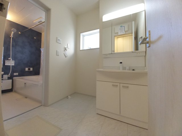 【平下平窪1期／2号棟】　おしゃれさん必見♪デザイナーズ新築建売住宅！　の独立洗面台|同施工◆洗面所の写真です◆　洗面台は朝をすっきりさせてくれる空間としては大切な空間です。バタバタしている忙しい朝でも収納が多い洗面台では短い時間で効率良く支度ができます。

