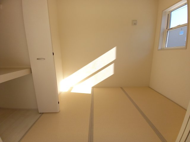 【平下平窪1期／2号棟】　おしゃれさん必見♪デザイナーズ新築建売住宅！　の和室|同施工◆和室の写真です◆
和室は個室としても使えるから来客時にも対応しやすいですし、
キッズスペースやお昼寝スペースにもなります（＾＾）☆

