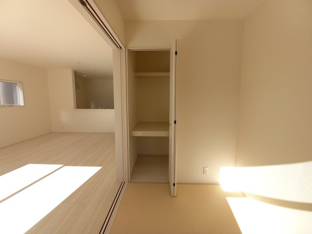 【平下平窪1期／2号棟】　おしゃれさん必見♪デザイナーズ新築建売住宅！　の収納|同施工◆和室の写真です◆　和室には押入もございますので、お布団などを収納しておけば、来客の際にもサッと出せて便利ですね。