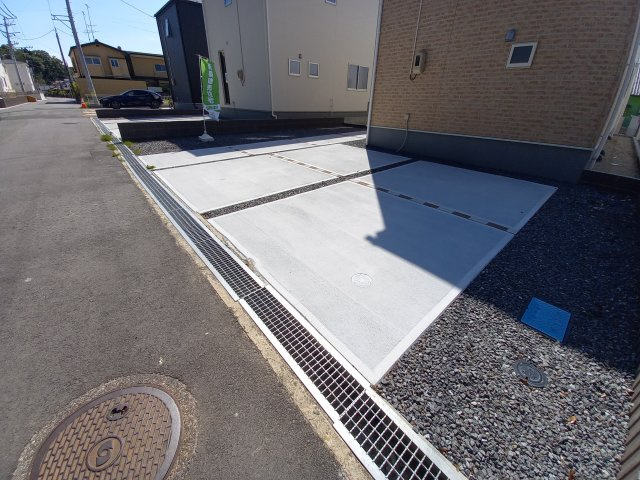 【平下平窪1期／2号棟】　おしゃれさん必見♪デザイナーズ新築建売住宅！　の駐車場|同施工◆カースペースの写真です◆
陽当りの良い駐車場は週末の洗車も快適です♪お車の他にも、自転車をとめられそうなスペースもございます。
