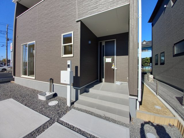 【平下平窪1期／2号棟】　おしゃれさん必見♪デザイナーズ新築建売住宅！　の玄関|同施工◆玄関の写真です◆
お洒落な玄関は気分が良いですね♪広々とした玄関になっております。　ご両親やお友達が来ても、靴の置き場に困ることはありません。収納力たっぷりで、整理整頓も楽ちんですね。

