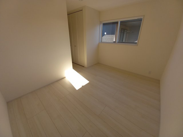 【平下平窪1期／2号棟】　おしゃれさん必見♪デザイナーズ新築建売住宅！　の洋室|同施工◆居室の写真です◆　木の温もりがナチュラルでくつろげる空間ですね♪　子供部屋としても、寝室としても、どんなインテリアにしようか…選ぶ楽しみが増えますね♪