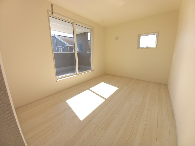 【平下平窪1期／2号棟】　おしゃれさん必見♪デザイナーズ新築建売住宅！　の洋室|同施工◆居室の写真です◆　充分な広さの収納を備え、採光良好な洋室は、快適空間。プライベートの時間もゆったりお寛ぎ頂けそうです。

