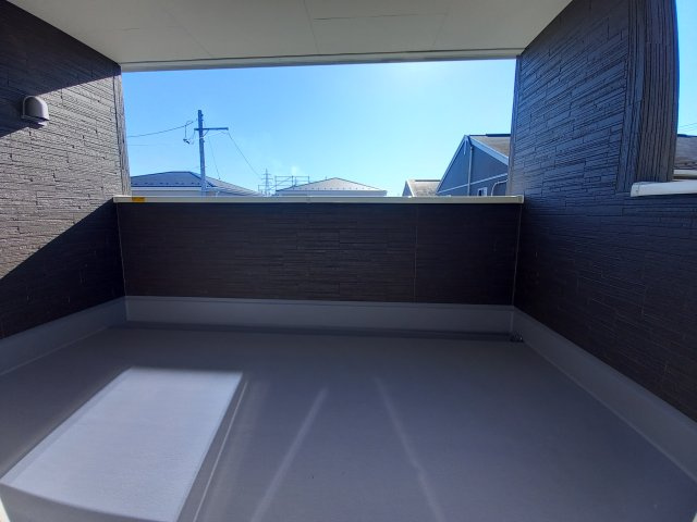 【平下平窪1期／2号棟】　おしゃれさん必見♪デザイナーズ新築建売住宅！　のバルコニー|同施工◆バルコニーの写真です◆　
洗濯物から布団まで一度にたくさん干せて便利です♪
眺めのよいバルコニーで、あなただけのリラックスタイムを☆

