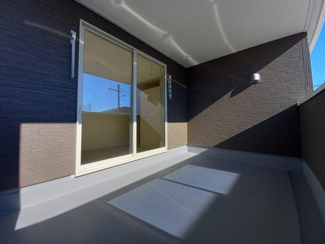 【平下平窪1期／2号棟】　おしゃれさん必見♪デザイナーズ新築建売住宅！　のバルコニー|同施工◆バルコニーの写真です◆バルコニーには二部屋から出入りできます♪たくさん干せてよく乾き、いつもふかふかの洗濯物！心地よい日差しやさわやかな風を感じることができます。

