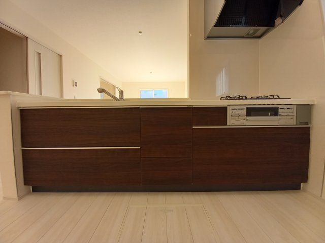 【平下平窪1期／2号棟】　おしゃれさん必見♪デザイナーズ新築建売住宅！　のキッチン|同施工◆キッチンの写真です◆　目の前にリビングが広がる対面キッチンを採用、キッチンからリビング全体を見渡せる子育て中のご家族にも嬉しい造りです！キッチンでお料理をお楽しみください♪
