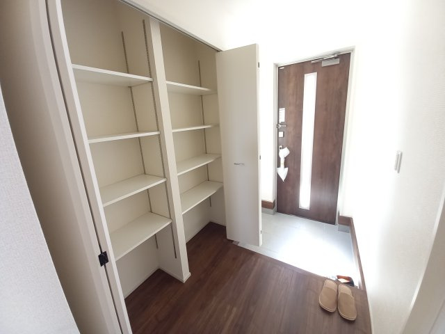 【住宅ローンはプラスへお任せください♪】　☆平泉崎第8／6号棟☆　の玄関|◆玄関の写真です◆
お洒落な玄関は気分が良いですね♪広々とした玄関になっております。　ご両親やお友達が来ても、靴の置き場に困ることはありません。収納力たっぷりで、整理整頓も楽ちんですね。


